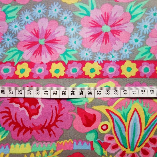 Tissu à fleurs aux accents bohèmes Free Spirit Embroid flower border pink par Kaffe Fassett, ce coton imprimé convient pour le patchwork et la couture creative