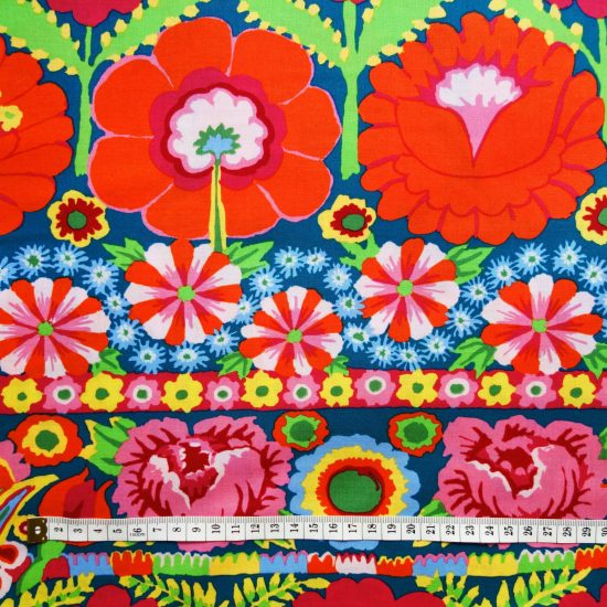Tissu à fleurs aux accents bohèmes Free Spirit Embroid flower border red par Kaffe Fassett, ce coton imprimé convient pour le patchwork et la couture creative
