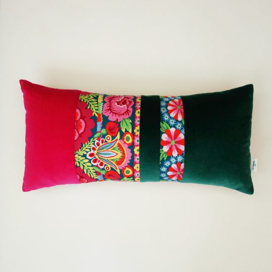 coussin createur floral et coloré tissu Kaffe Fassett