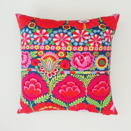 coussin createur Ln fabrics floral et coloré aux accents bohèmes tissu Kaffe Fassett