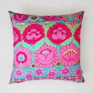 coussin createur Ln fabrics floral et coloré aux accents bohèmes tissu Kaffe Fassett