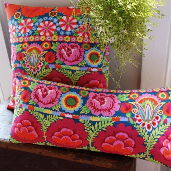 coussin createur Ln fabrics aux accents bohèmes tissu Kaffe Fassett