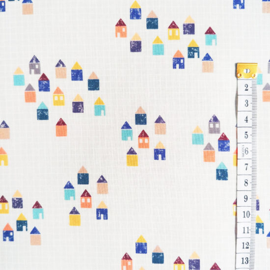 tissu lifes journey coton dashwood studio imprimé aux motifs géométriques composé de petites maisons multicolores