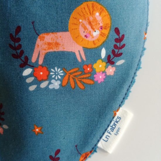 bavoir bandana bavette bavoir foulard tissu imprimé lions Dashwood Studio Meadow safari 1367