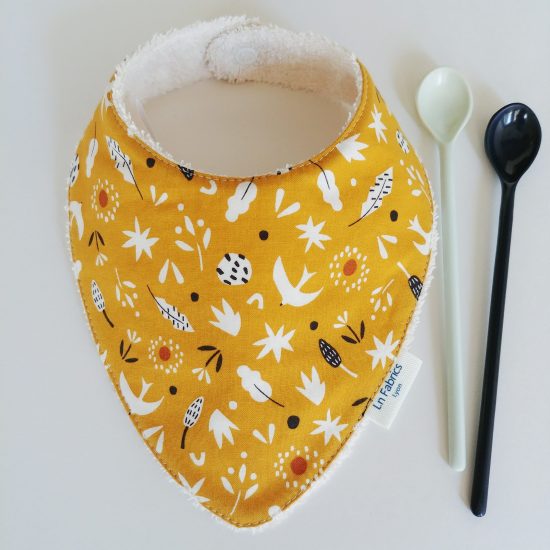 bavoir bandana bavette bavoir foulard coton imprimé ocre jaune Dashwood Studio, hanging around, cadeau de naissance idéal, accessoire bébé indispensable