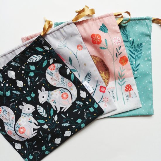 Joli pochon de Noël en coton imprimé Winterwood Dashwood studio, sac réutilisable en tissu, emballage cadeau en tissu zéro déchet