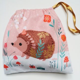 Joli pochon de Noël en coton imprimé Winterwood Dashwood studio, sac réutilisable en tissu, emballage cadeau en tissu zéro déchet