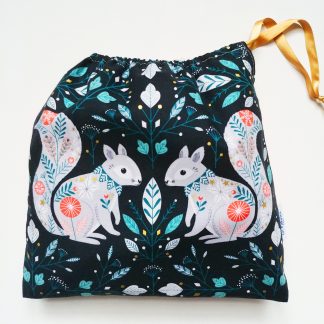 Joli pochon de Noël en coton imprimé Winterwood Dashwood studio, sac réutilisable en tissu, emballage cadeau en tissu zéro déchet