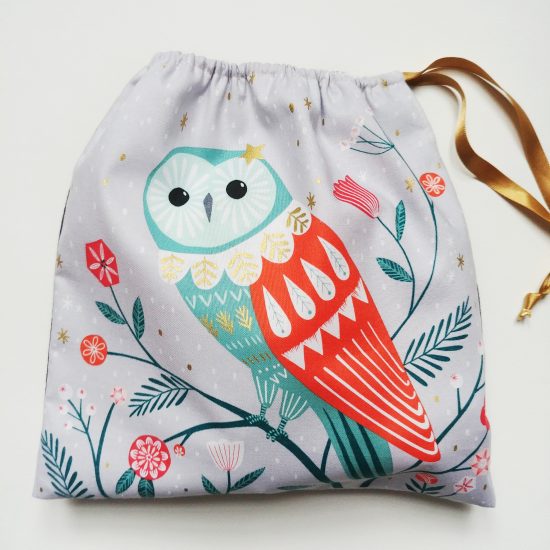 Joli pochon de Noël en coton imprimé Winterwood Dashwood studio, sac réutilisable en tissu, emballage cadeau en tissu zéro déchet