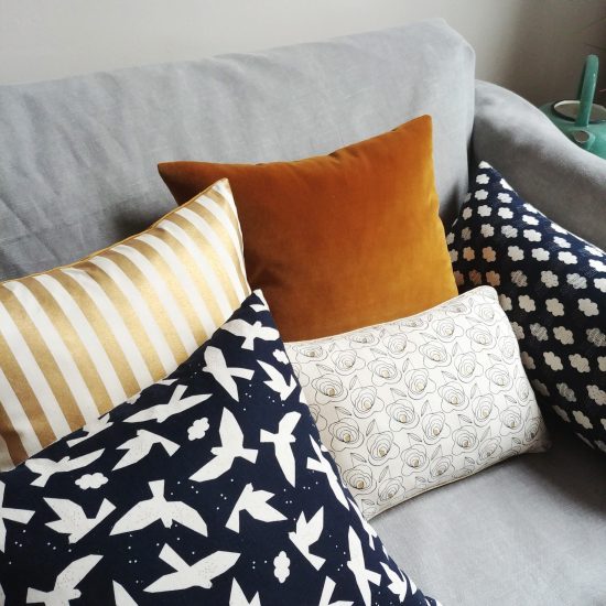 coussin créateur Ln Fabrics velours haut de gamme, imprimé lin coton Midnight Garden Dashwood studio