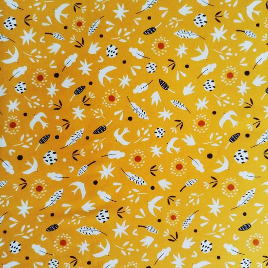 coton imprimé Hanging around Dashwood studio animaux et fleurs sur fond ocre jaune