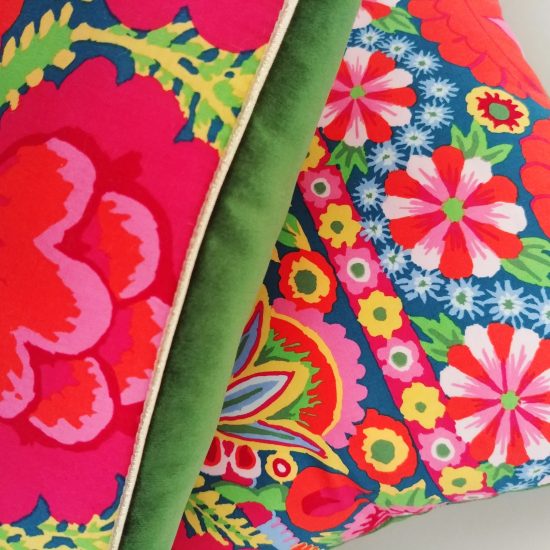 coussin createur Ln fabrics floral et coloré aux accents bohèmes tissu Kaffe Fassett