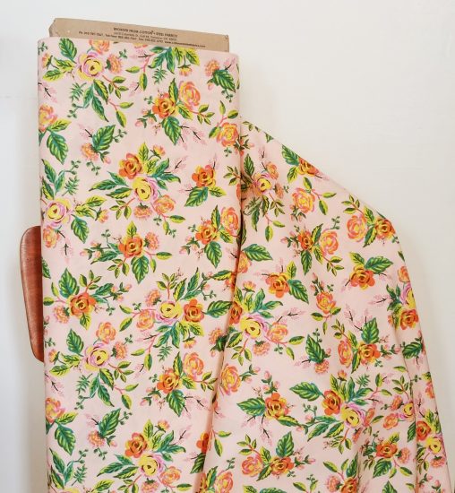 tissu coton imprimé à fleurs fond rose poudré Rifle Papaer Co pour Cotton and Steel couture creative et diy