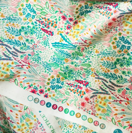Coton imprimé fleurs comme du liberty Windham Fabrics idéal pour la couture, loisirs créatifs et le patchwork