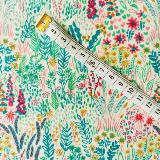 Coton imprimé fleurs comme du liberty Windham Fabrics idéal pour la couture, loisirs créatifs et le patchwork