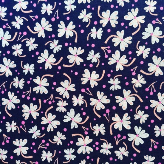 tissu coton imprimé Lost treasure Dashwood studio motif floral sur fond bleu marine, ideal pour la couture et le patchwok