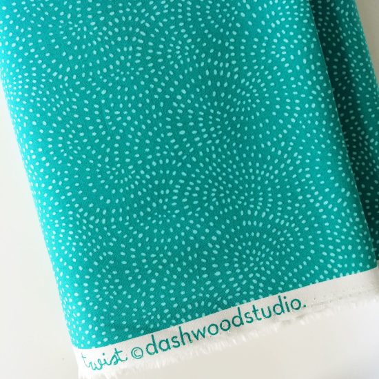 Coton imprimé à pois bleu turqoiseTwist Dashwood Studio idéal pour la couture, loisirs créatifs et le patchwork