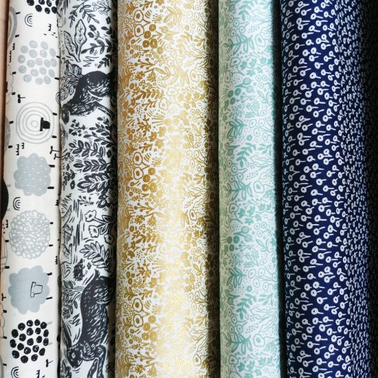 Coton imprimé lapins Rifle Paper Co pour Cotton and Steel, idéal pour la couture, les loisirs créatifs et le patchwork