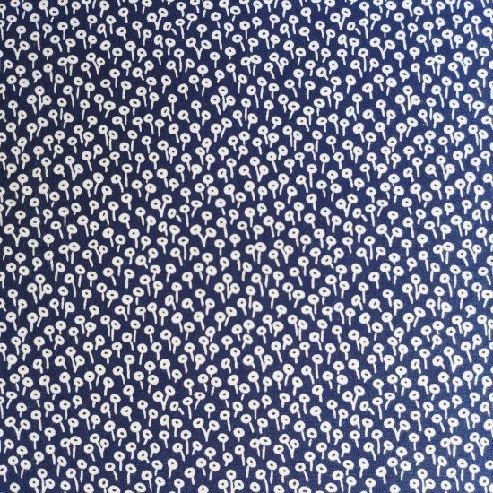 Coton imprimé fleurs bleu marine Cotton and Steel, comme du liberty idéal pour la couture, loisirs créatifs et le patchwork