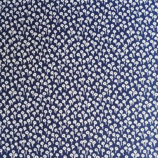 Coton imprimé fleurs bleu marine Cotton and Steel, comme du liberty idéal pour la couture, loisirs créatifs et le patchwork