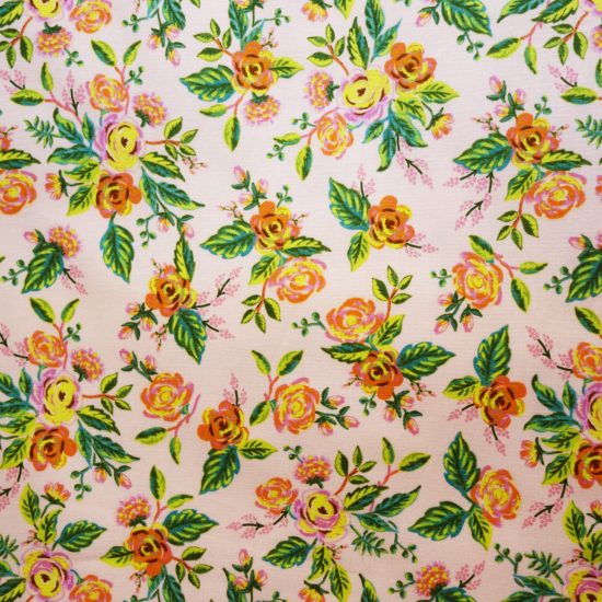 tissu coton imprimé à fleurs fond rose poudré Rifle Papaer Co pour Cotton and Steel couture creative et diy