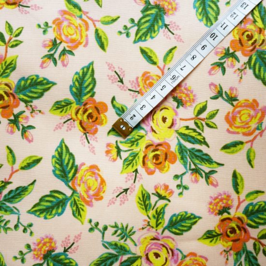 tissu coton imprimé à fleurs fond rose poudré Rifle Papaer Co pour Cotton and Steel couture creative et diy