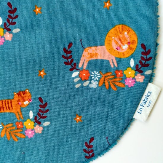 bavoir enfant original en coton imprimé Dashwood Studio, meadow safari1367, lions et tigres, cadeau de naissance idéal