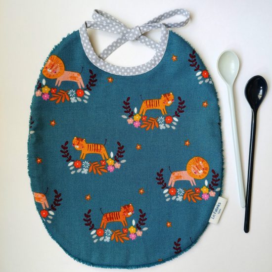 bavoir enfant original en coton imprimé Dashwood Studio, meadow safari1367, lions et tigres, cadeau de naissance idéal