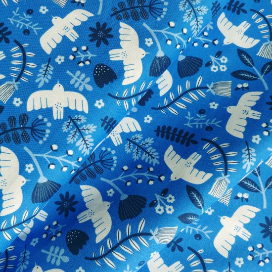 Tissu en coton imprimé bleu avec des oiseaux Cotton Steel The rain in Spain Marbella