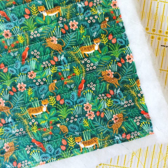 Tissu en coton imprimé jungle léopards et tigres Rifle Paper Co Ménagerie