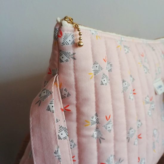 Trousse de toilette pour maman pour bébé en tissu imprimé Emi Dashwood studio matelassé