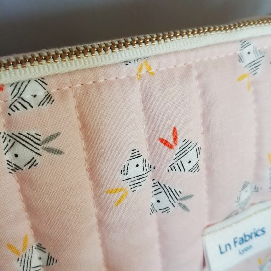Trousse de toilette pour maman pour bébé en tissu imprimé Emi Dashwood studio matelassé