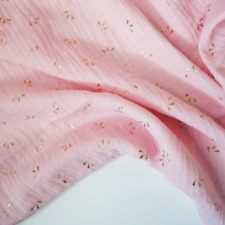 double gaze de coton rose pâle imprimée étincelles dorées certifiée Oeko-Tex idéale pour créer des vêtements et accessoires bébé