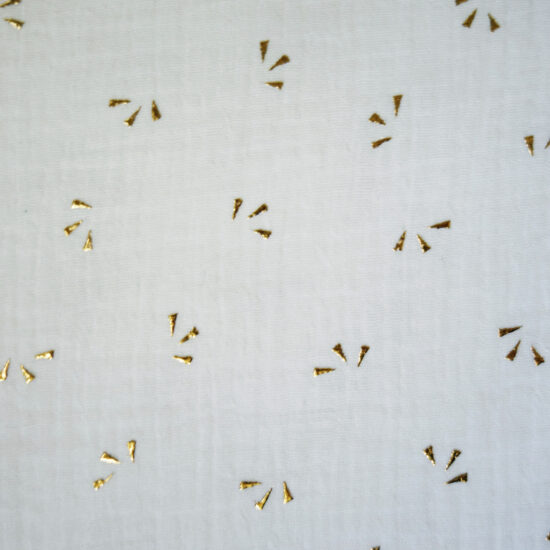 double gaze de coton blanc imprimée étincelles dorées certifiée Oeko-Tex idéale pour créer des vêtements et accessoires bébé
