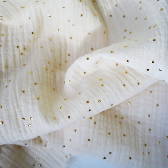 double gaze de coton imprimée pois dorées cerifiée Oeko-Tex idéale pour réaliser des vêteemnts légers et agrandir la garde robe de bébé