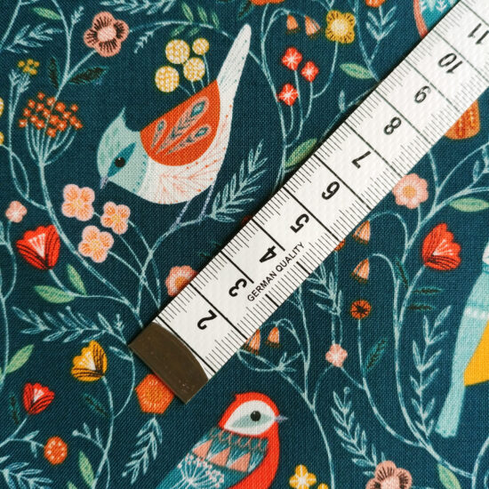 tissu coton imprimé Aviary chez Dashwood Studio évoque les oiseaux, les papillons, des fleurs délicates, parfait pour la couture créative