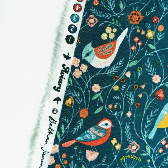 tissu coton imprimé Aviary chez Dashwood Studio évoque les oiseaux, les papillons, des fleurs délicates, parfait pour la couture créative