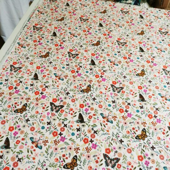 tissu coton imprimé papillons et fleurs colorés Aviary chez Dashwood Studio, parfait pour la couture et les loisirs créatifs