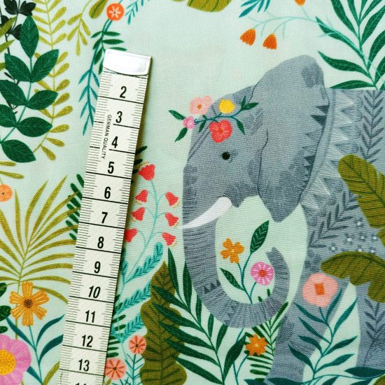 tissu coton imprimé Our Planet évoque les animaux en voie de disparition éléphant, tigre, girafe chez Dashwood studio, idéal pour la couture enfant et les loisirs créatifs