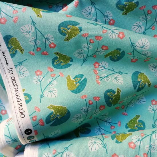 Tissu de Bethan Janine pour Dashwood studio, coton imprimé grenouilles aquatique et lumineux