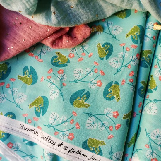 Tissu de Bethan Janine pour Dashwood studio, coton imprimé grenouilles aquatique et lumineux