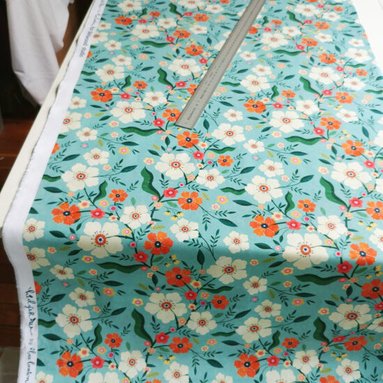 Tissu en coton imprimé Bee Brown pour Dashwood Studio, motifs floraux colorés et gais pour illuminer ce nouveau printemps