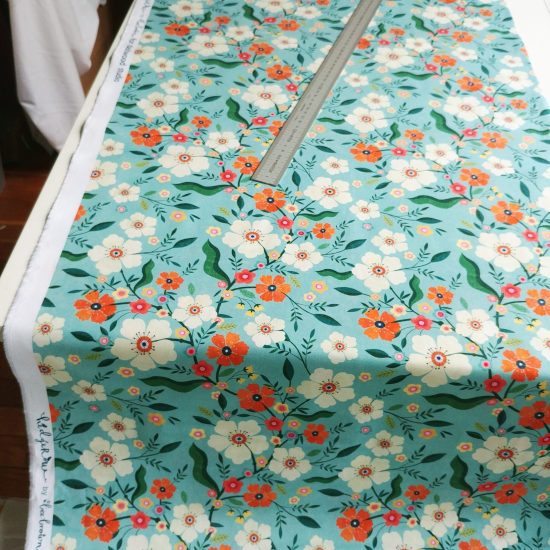 Tissu en coton imprimé Bee Brown pour Dashwood Studio, motifs floraux colorés et gais pour illuminer ce nouveau printemps
