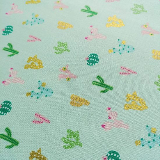 Tissu imprimé cactus Dashwood stdio, couleurs pastels et doré, coton idéal pour vos projets couture, déco enfant