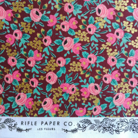 Tissu coton imprimé rifle paper co fond bordeaux fleurs or et rose