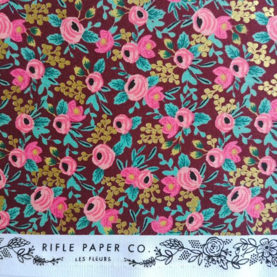 Tissu coton imprimé rifle paper co fond bordeaux fleurs or et rose