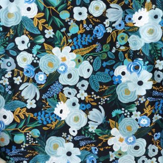 Tissu coton imprimé Rifle Paper Co Garden Party fleurs bleues, turquoise, émeraude, ciel, gris bleu