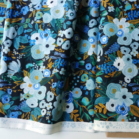 Tissu coton imprimé Rifle Paper Co Garden Party fleurs bleues, turquoise, émeraude, ciel, gris bleu