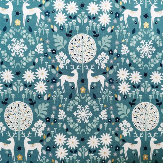 Tissu imprimé de Noël Starlit Hollow de Dashwood studio, rennes dans la forêt, la magie de l'hiver, délicat et raffiné métallisé or, vert de gris, bleu et blanc