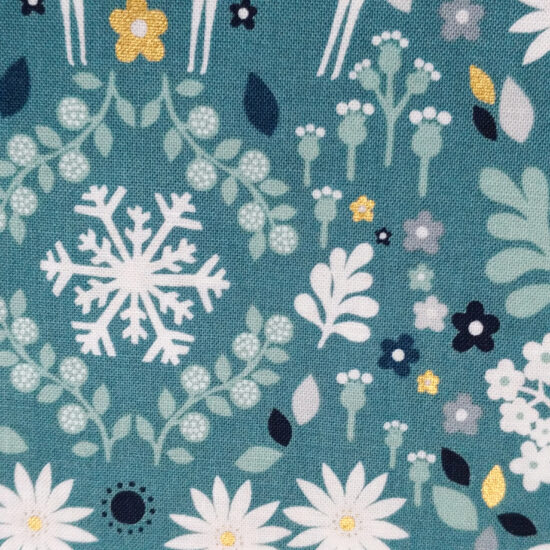 Tissu imprimé de Noël Starlit Hollow de Dashwood studio, rennes dans la forêt, la magie de l'hiver, délicat et raffiné métallisé or, vert de gris, bleu et blanc